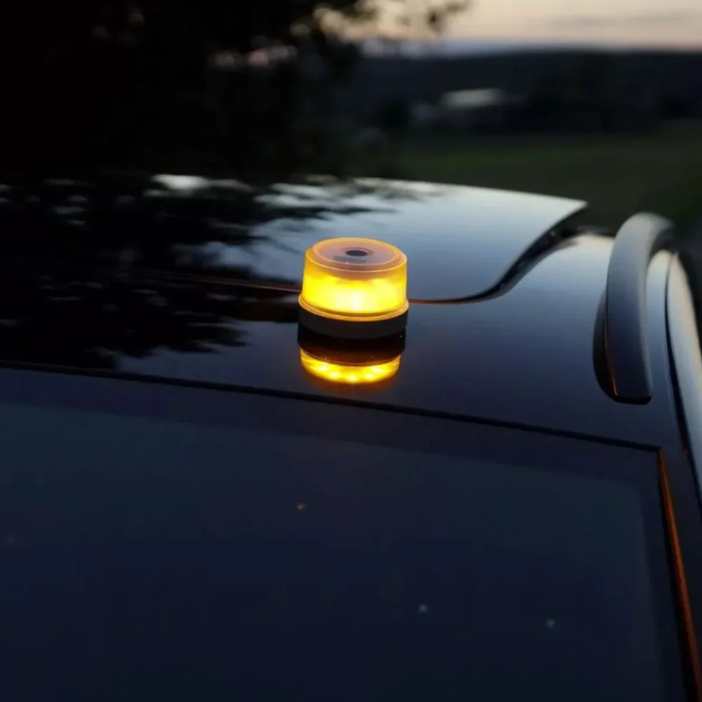 Lampa OSRAM LEDguardian V16 na dachu samochodu w nocy – widoczność 360°