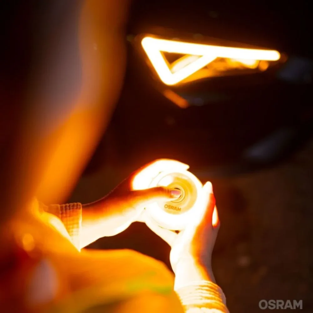 Uruchamianie lampy OSRAM V16 obok pojazdu podczas awarii
