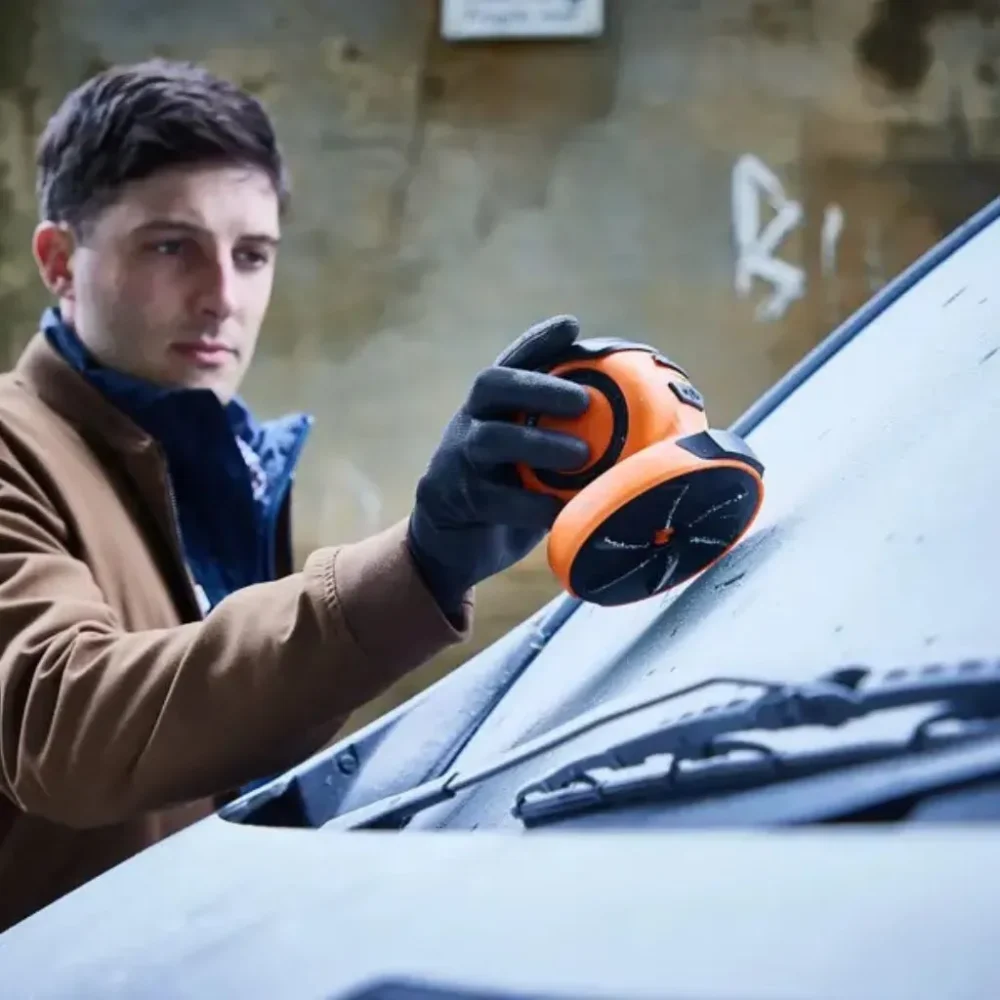 OSRAM ICEscraper 010 w użyciu – usuwanie lodu z szyby samochodu