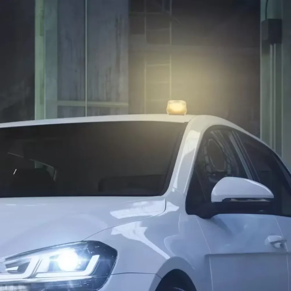 OSRAM LEDguardian TA20 – lampa ostrzegawcza LED na dachu samochodu nocą