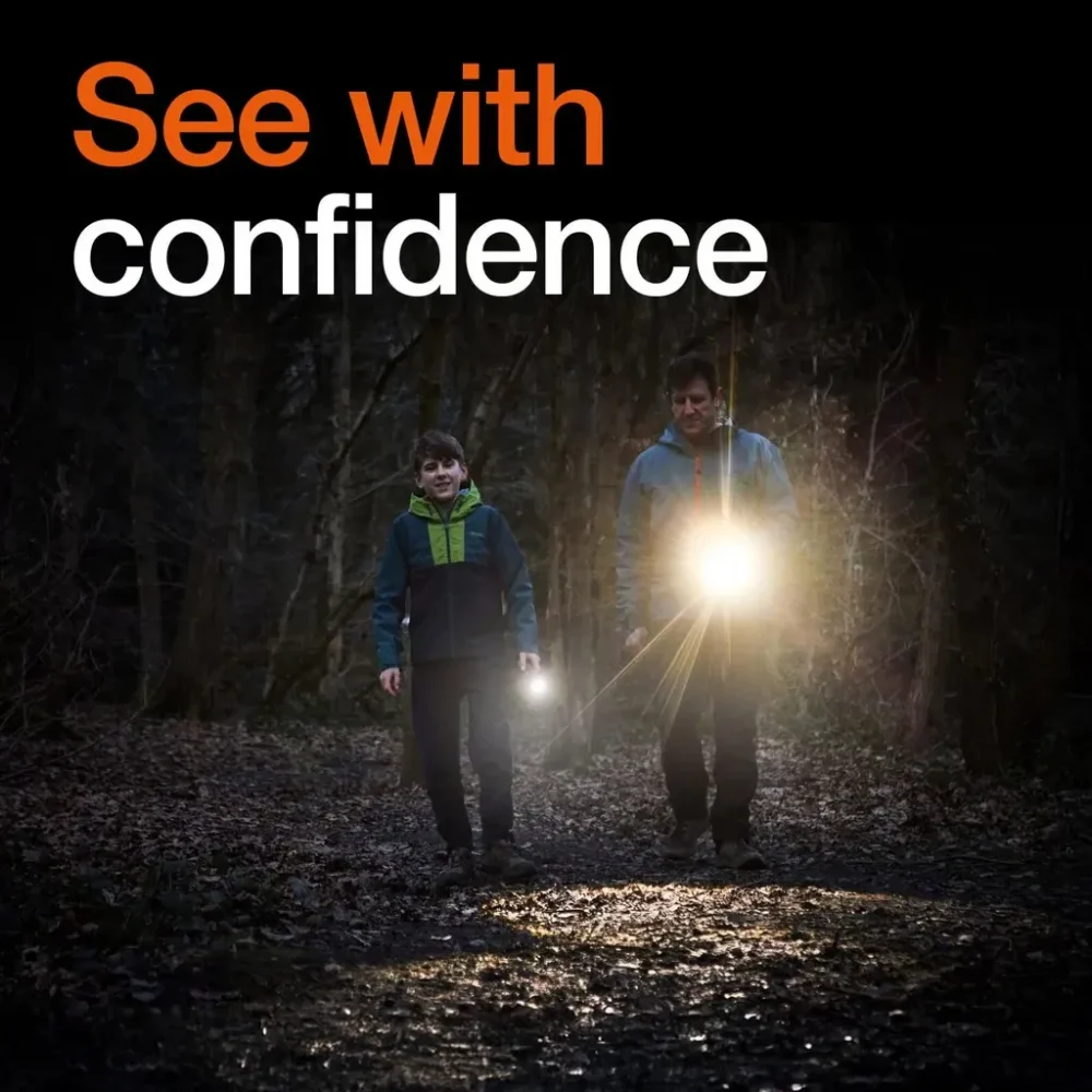 Latarka OSRAM LEDinspect PRO TORCH 1200 LEDIL432 używana nocą w terenie – pewne oświetlenie drogi