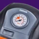 Zbliżenie manometru w kompresorze OSRAM Tyreinflate 200